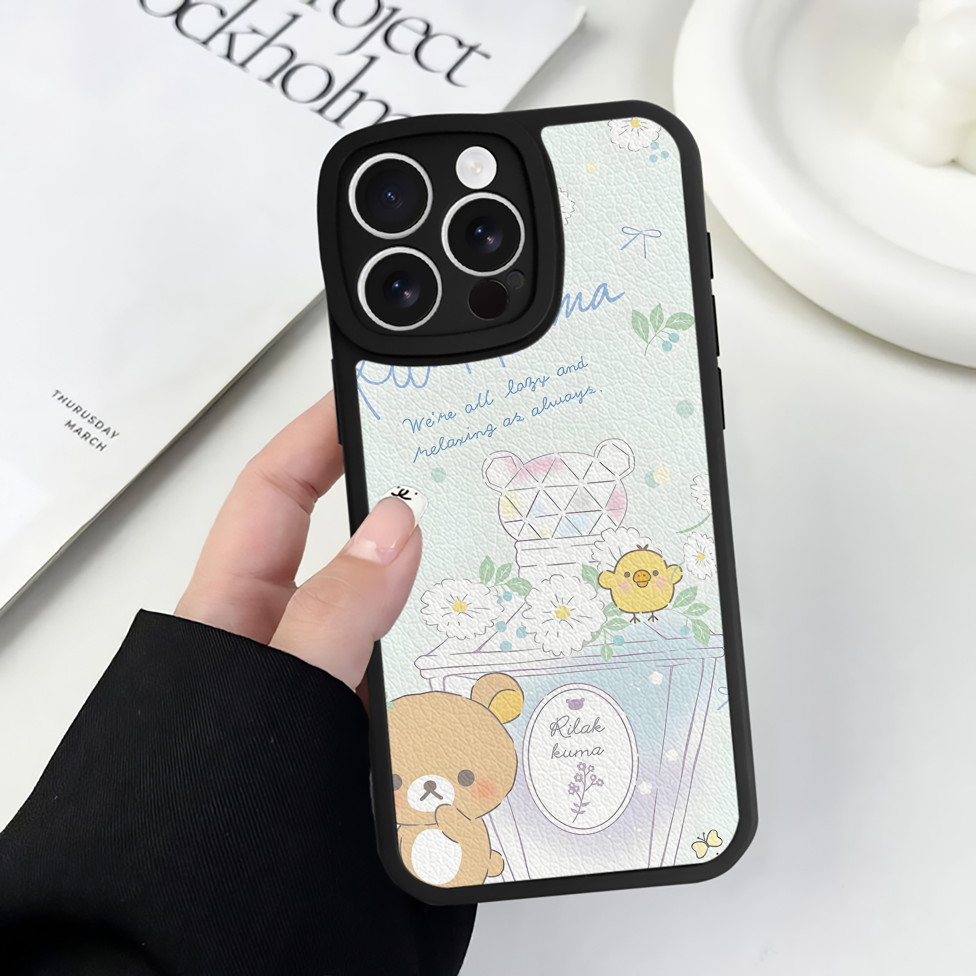 （画像用） リラックマ リラックマ キイロイトリ Rilakkuma Korilakkuma Kiiroitori 【iPhone 16シリーズ対応】シリコンスマホケース（レザー調） 材質：シリコン